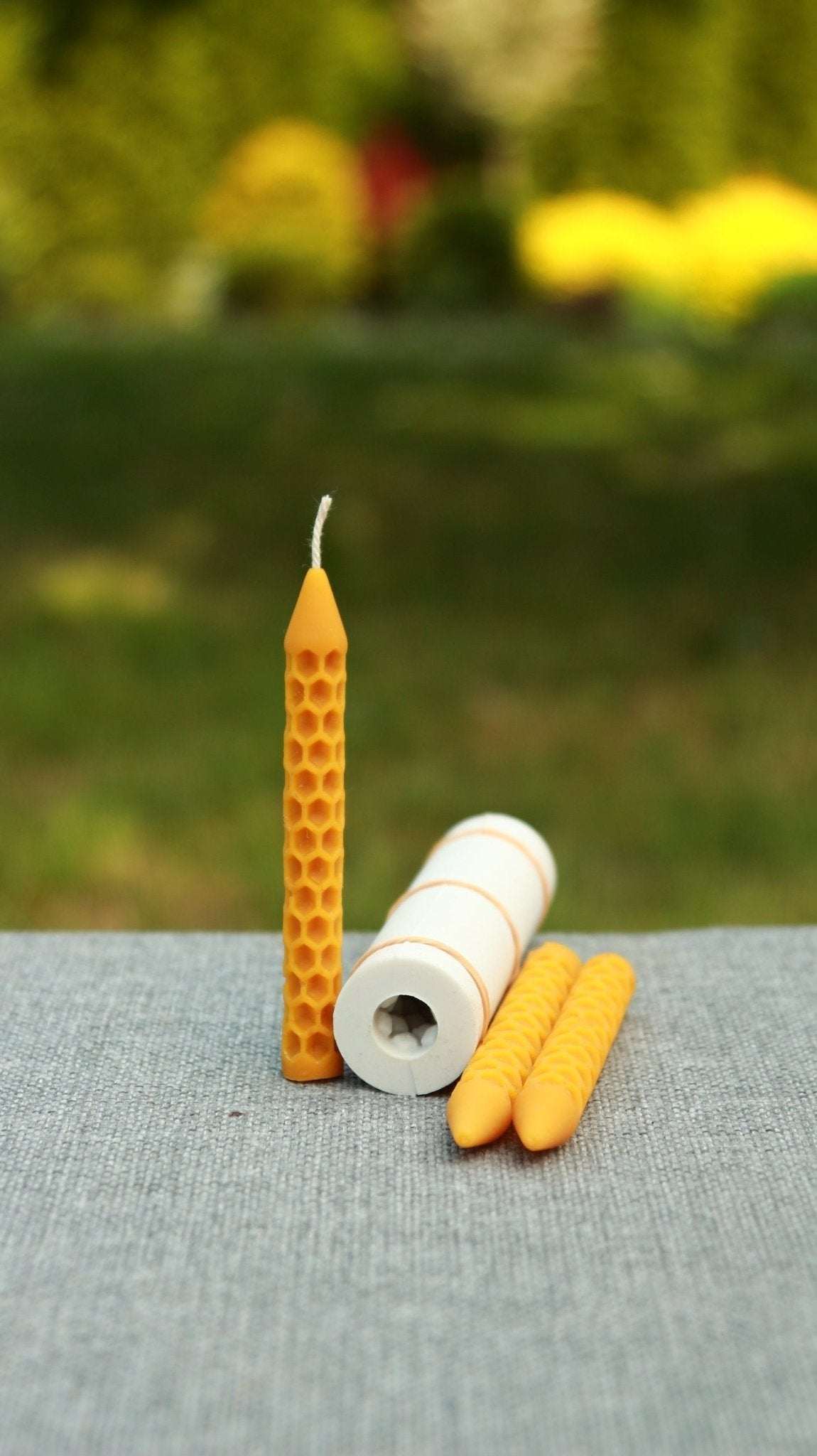 BEE CELLS PILLARS SOLO silicone candle mold with honeycomb design, showcasing candle dimensions of ~10.5cm x ~1.3cm.