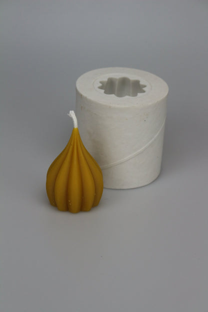 Garlic beeswax candle and silicone mould